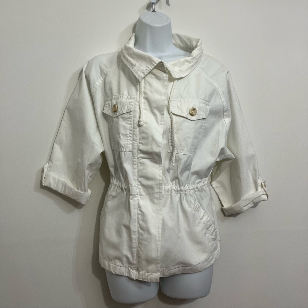 White short trench coat by Gap is NWT. Size Medium